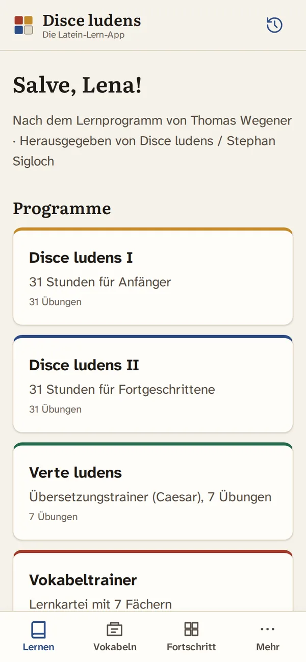 Startseite der App auf dem Handy: Begrüßung „Salve, Lena!“ und die Programme Disce ludens I, Disce ludens II, Verte ludens und Vokabeltrainer